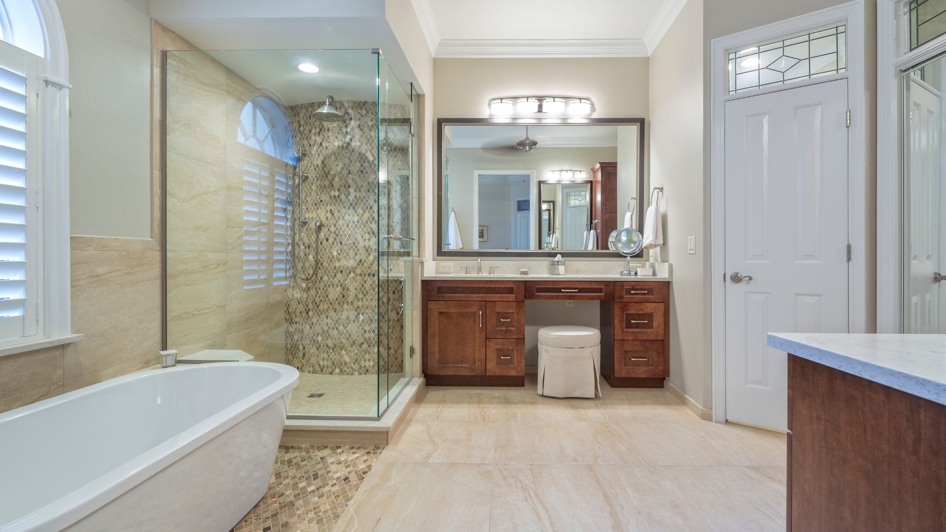 A bath room with a bath tub a sink and a mirror